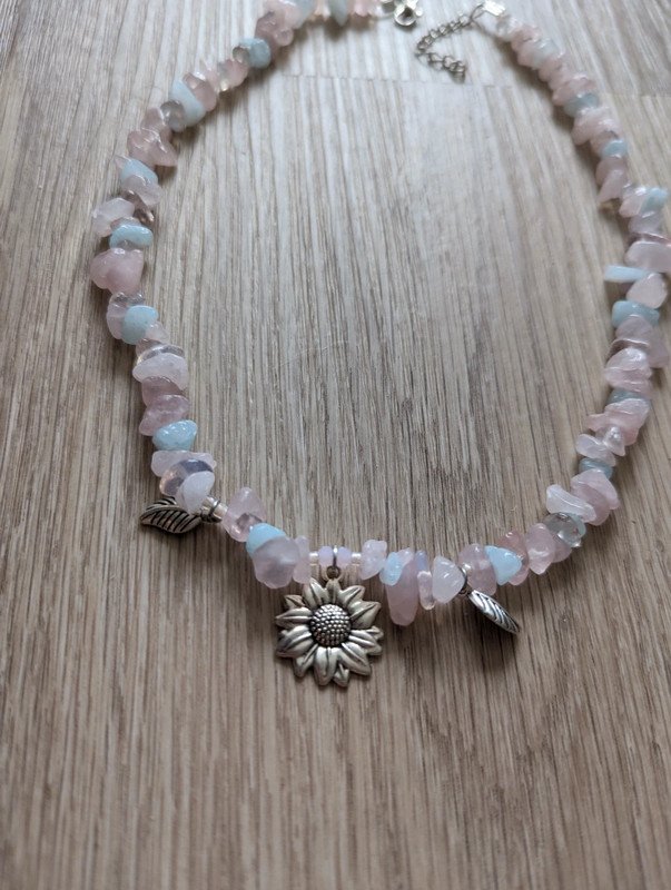 Naturstein Kette Rosenquarz und blauer Chalcedon mit silberner Blume und Blättern