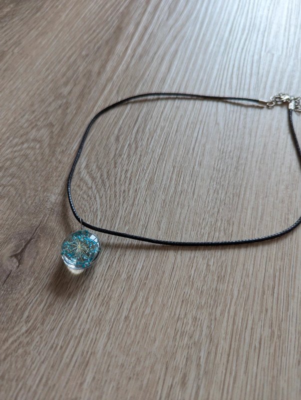 Kette mit echten Blüten blau in Harz Blume 