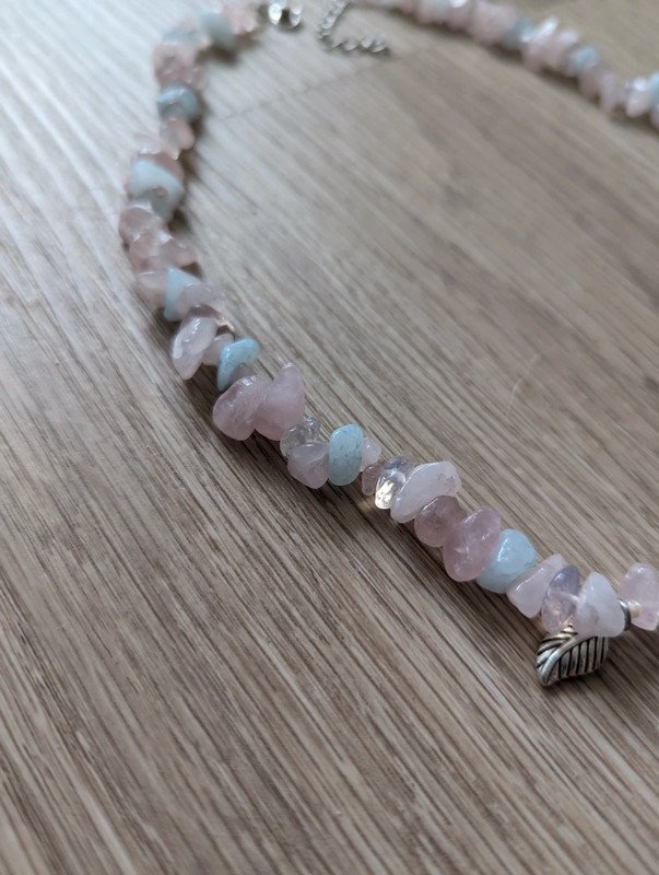 Naturstein Kette Rosenquarz und blauer Chalcedon mit silberner Blume und Blättern