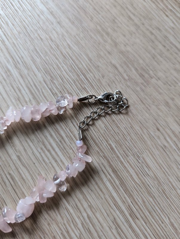 Selbstgemachte Kette mit Natursteinen und silberne Blume Heilstein DIY