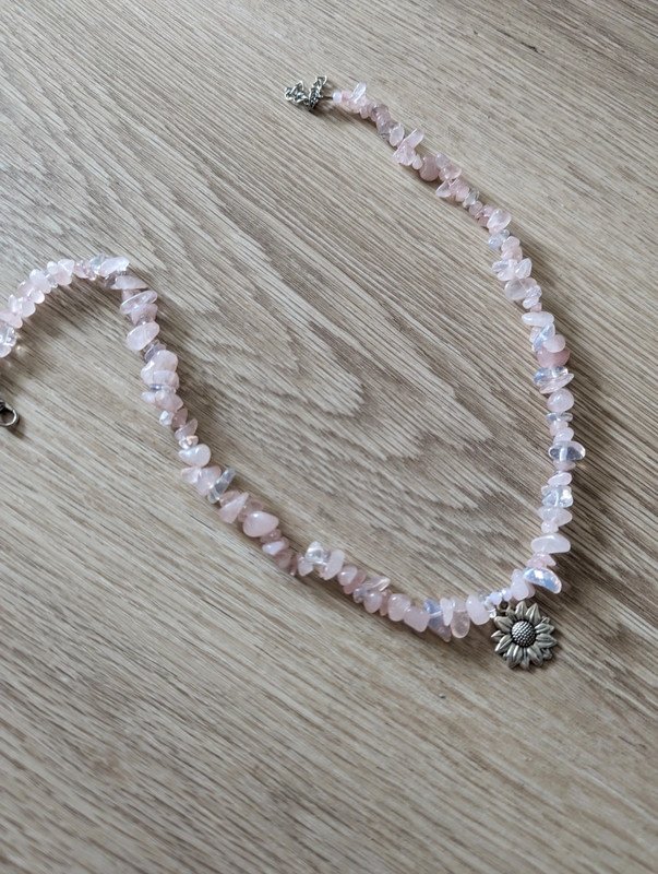 Selbstgemachte Kette mit Natursteinen und silberne Blume Heilstein DIY