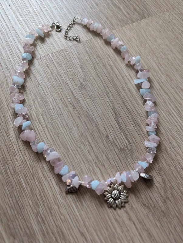 Naturstein Kette Rosenquarz und blauer Chalcedon mit silberner Blume und Blättern