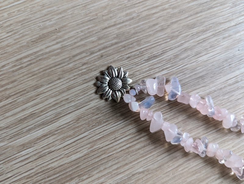 Selbstgemachte Kette mit Natursteinen und silberne Blume Heilstein DIY
