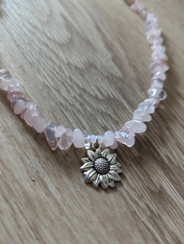 Selbstgemachte Kette mit Natursteinen und silberne Blume Heilstein DIY