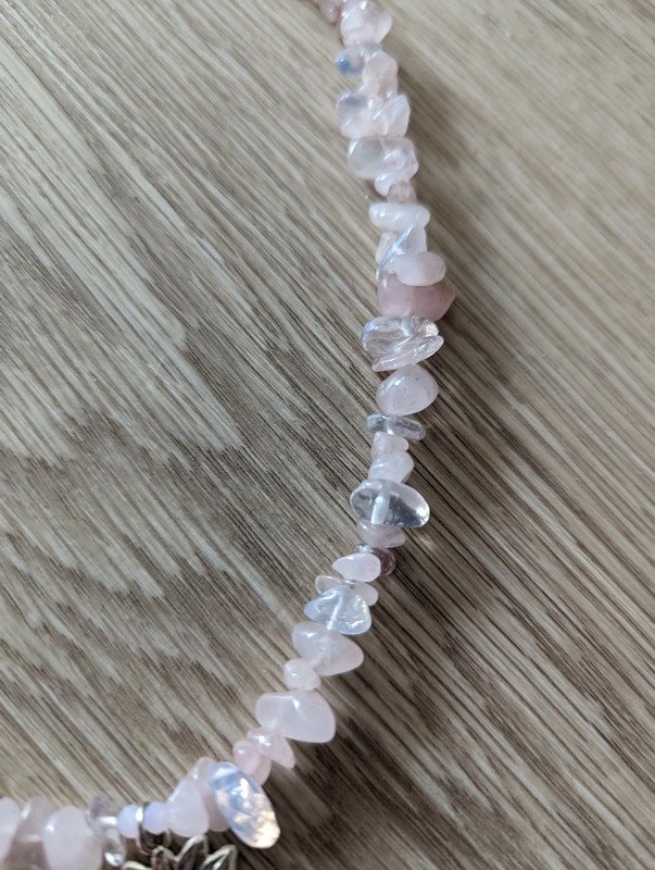 Selbstgemachte Kette mit Natursteinen und silberne Blume Heilstein DIY