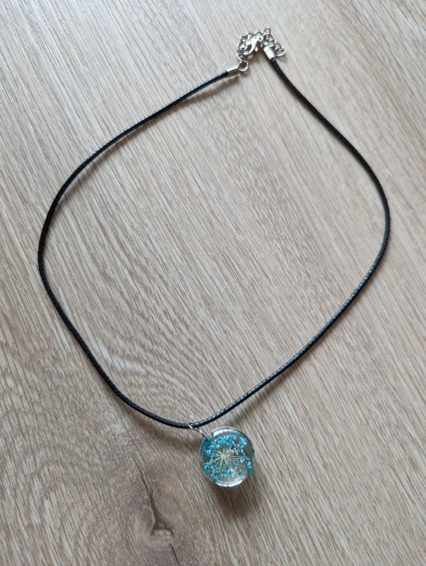 Kette mit echten Blüten blau in Harz Blume 