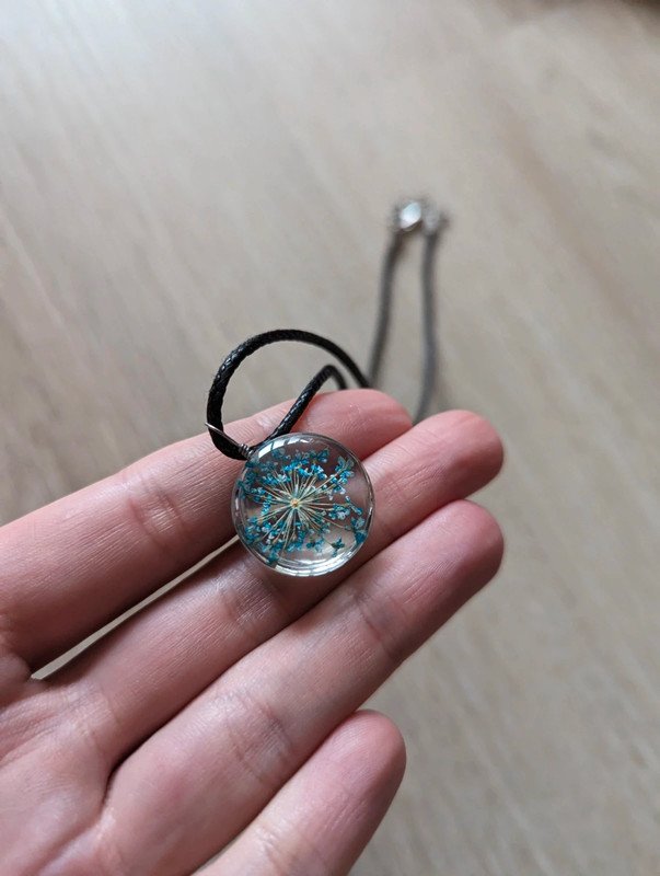 Kette mit echten Blüten blau in Harz Blume 