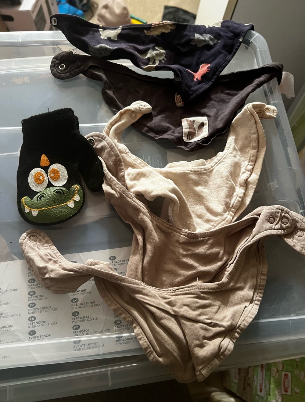 Set aus Socken, Handschuhen und Tüchern