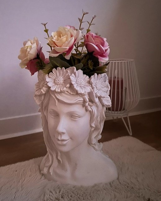 Pflanztopf Lady mit Blumen
