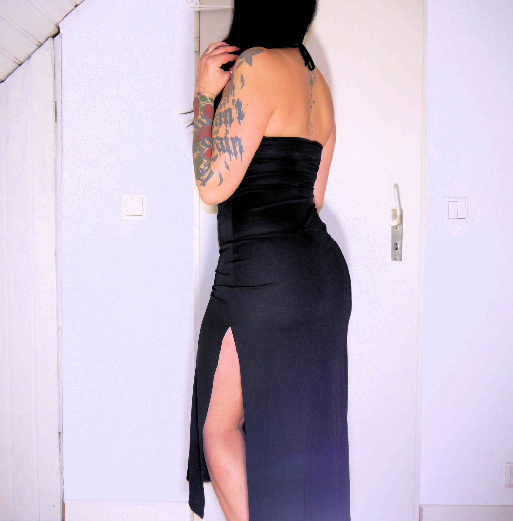 Langes Abendkleid mit Ausschnitt und Beinschlitz in Schwarz