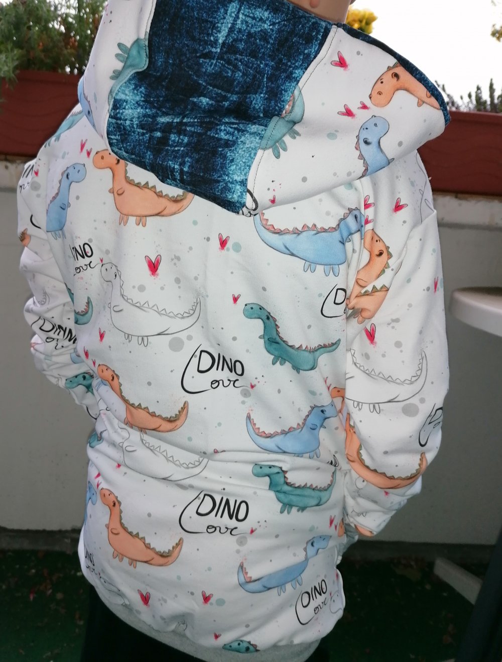 Hoodie mit Dinomotiv - Handmade