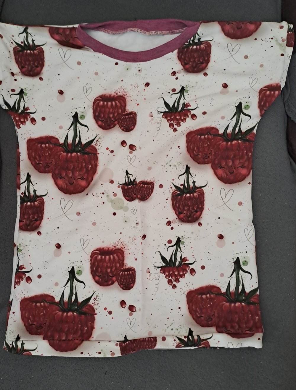 T-Shirt mit Himbeeren - Handmade