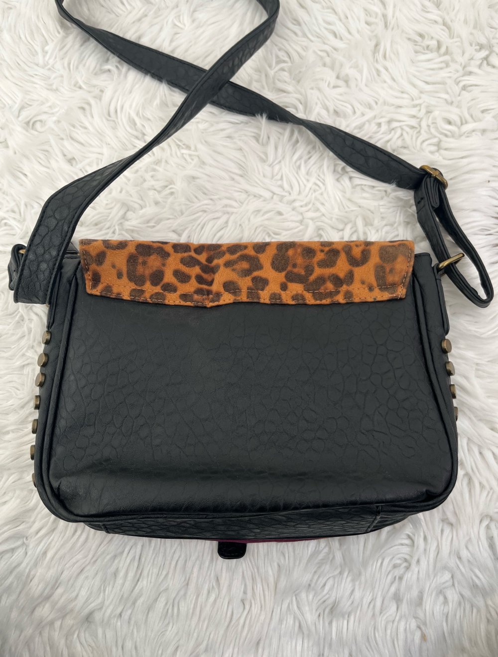 Tasche Umhängetasche Schultertasche Leopard braun lila schwarz