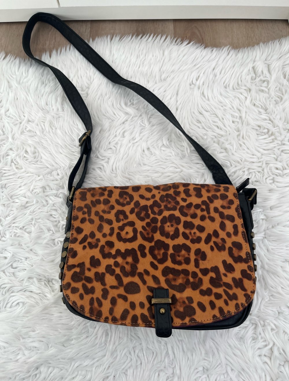 Tasche Umhängetasche Schultertasche Leopard braun lila schwarz