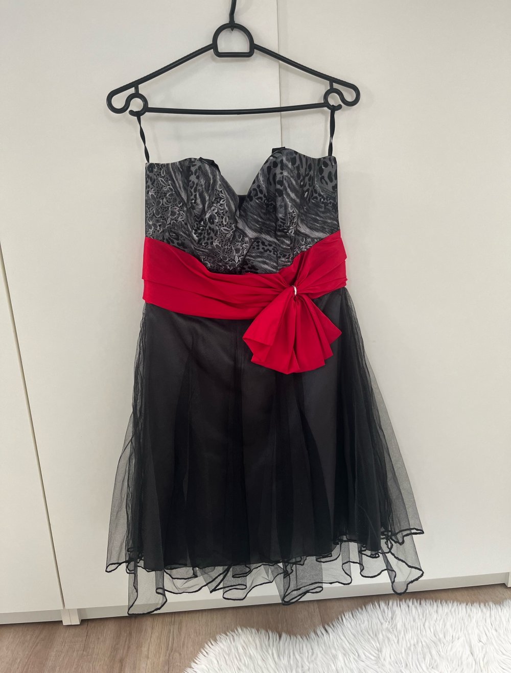 Jacke in S H&M und Kleid in M Venitti Set Party schwarz rot
