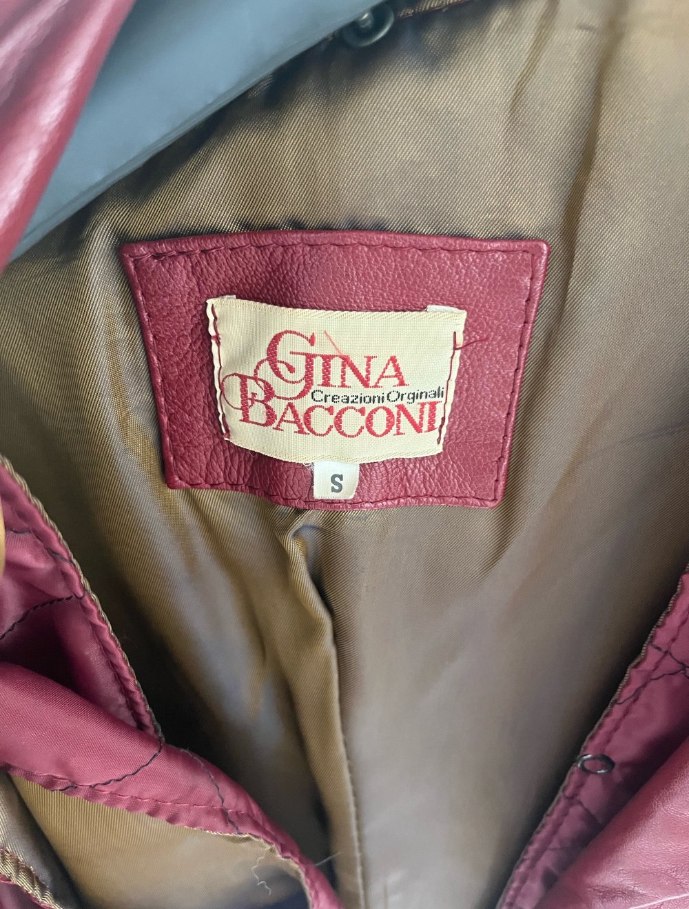 Mantel rot Schal grau Knöpfe Gina Bacconi in S