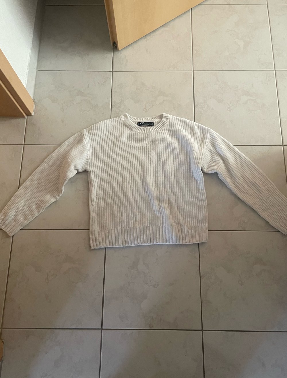 Weißer Pullover