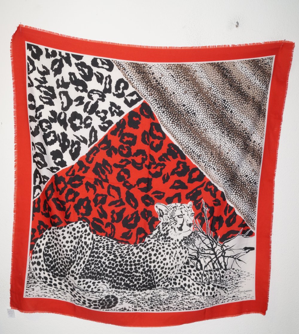 rotes gemustertes Tuch 115x115
