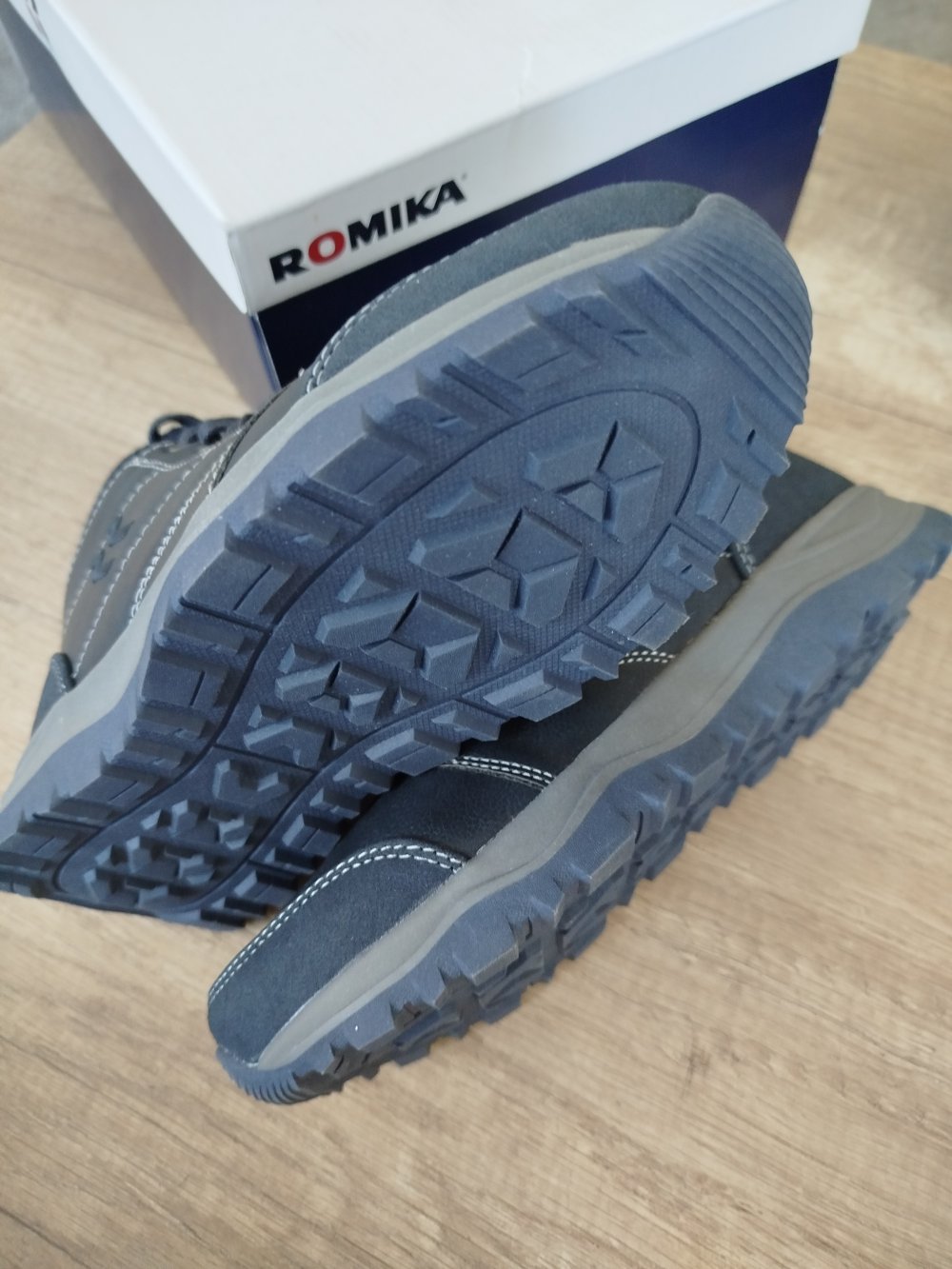  Sneaker Winter Mid Kollektion von Sellonclick Gr.36,37.