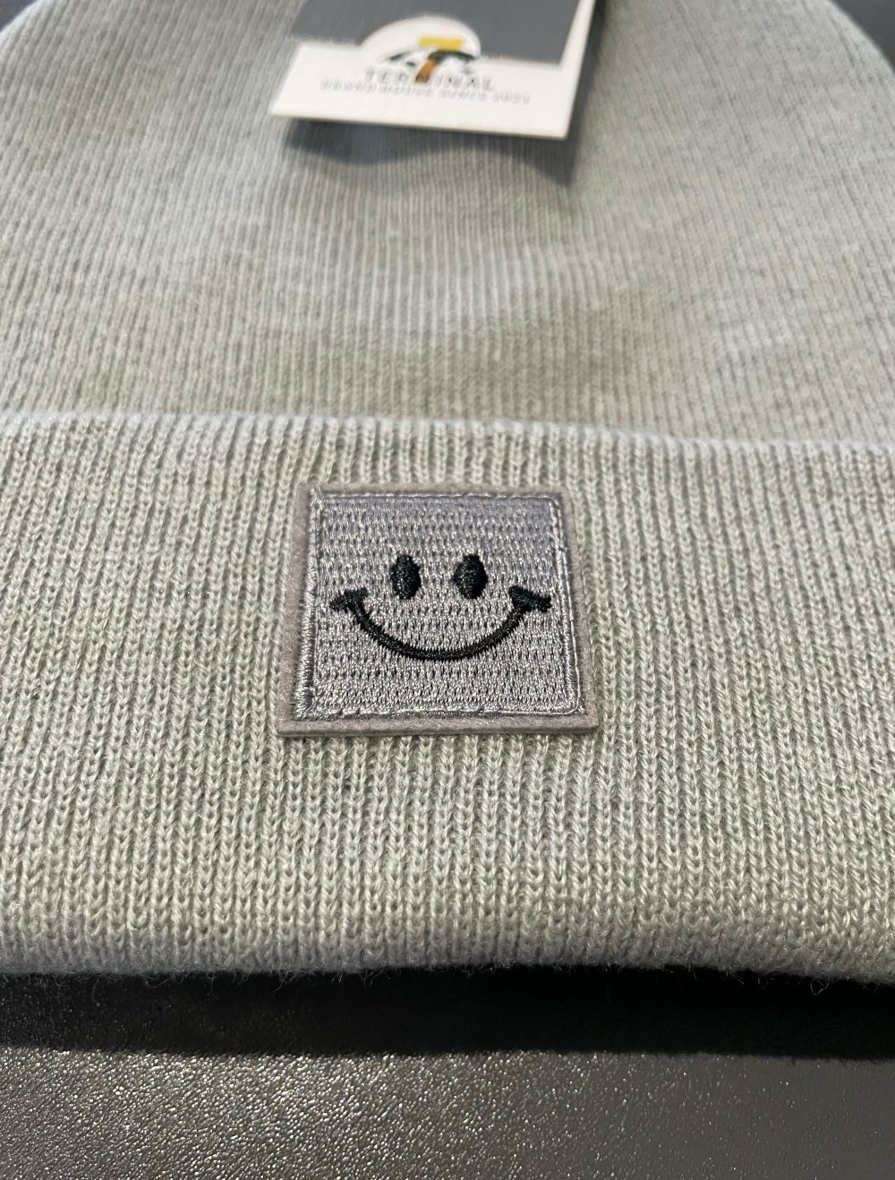 Goldjunge Beanie Happy hellgrau