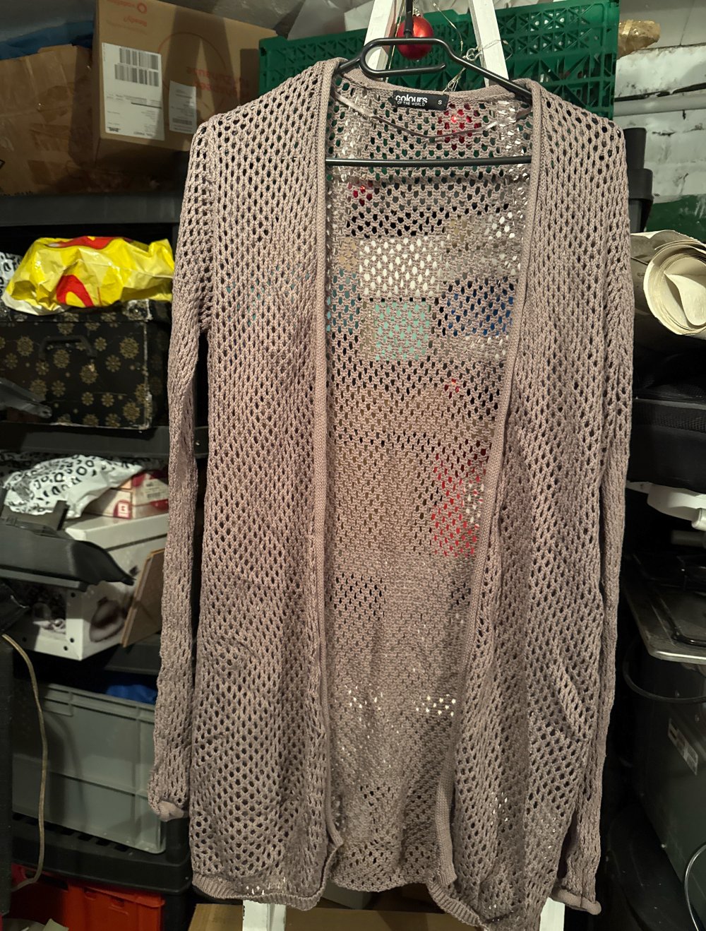 langer brauner durchlöcherter Cardigan