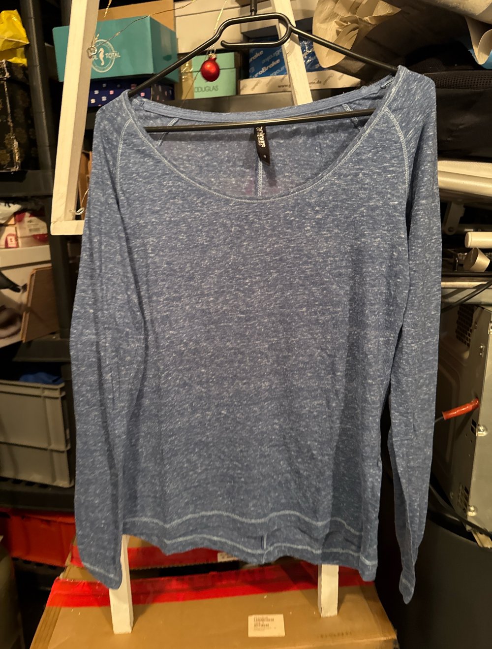 schönes dunkel blaues Sweatshirt