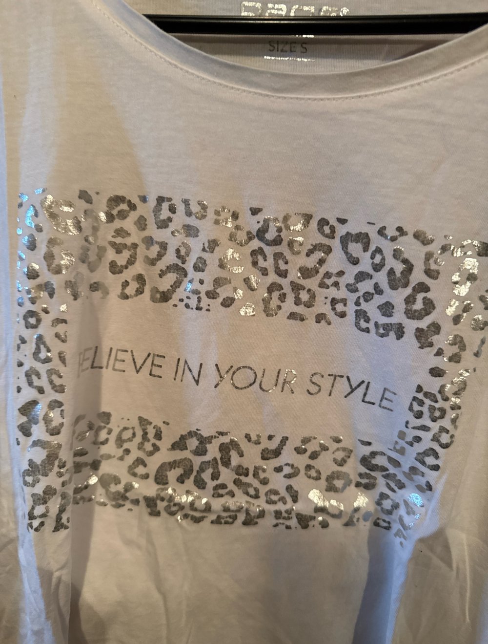 schönes weises bedrucktes tshirt S