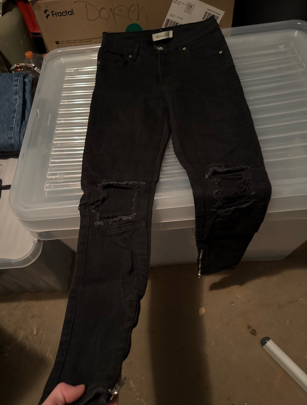schwarz verwaschene kaputte Jeans