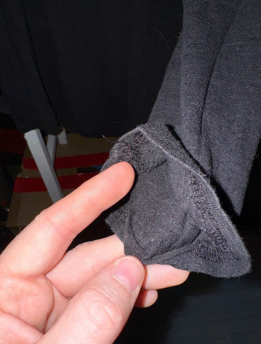 schönes dünnes schwarzes Sweatshirt