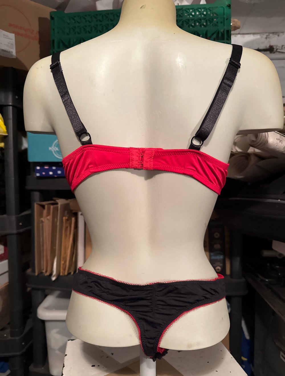 sehr schönes elegantes rot schwarzes spitzen Unterwäsche Set