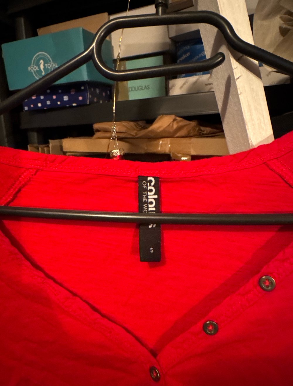 Schönes kräftiges rotes tshirt