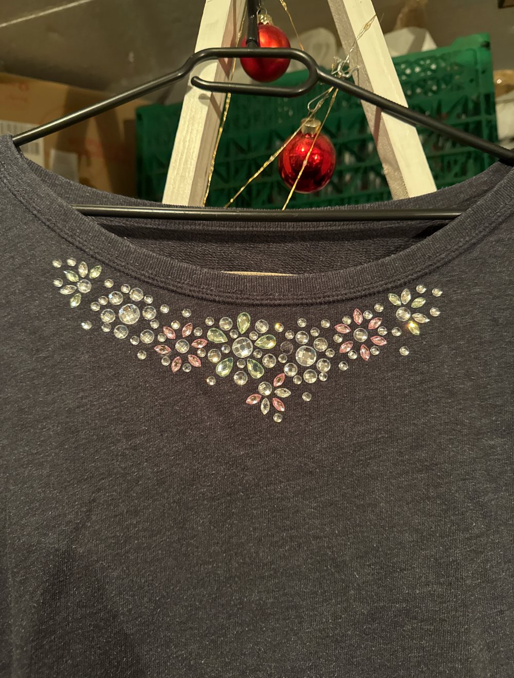 Hollister Pulli mit steinchen und dunkel blau