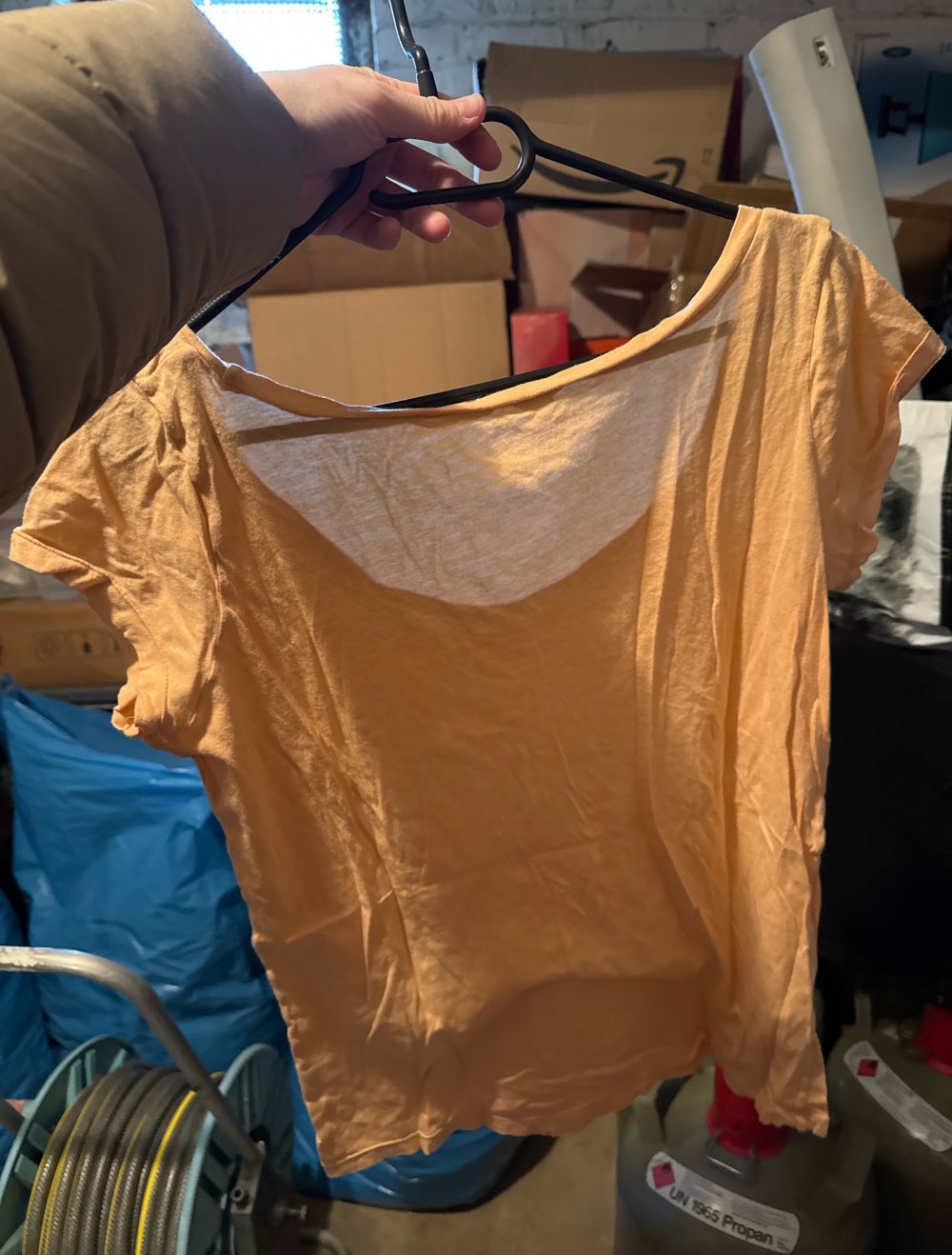 schönes Aprikot färbendes tshirt