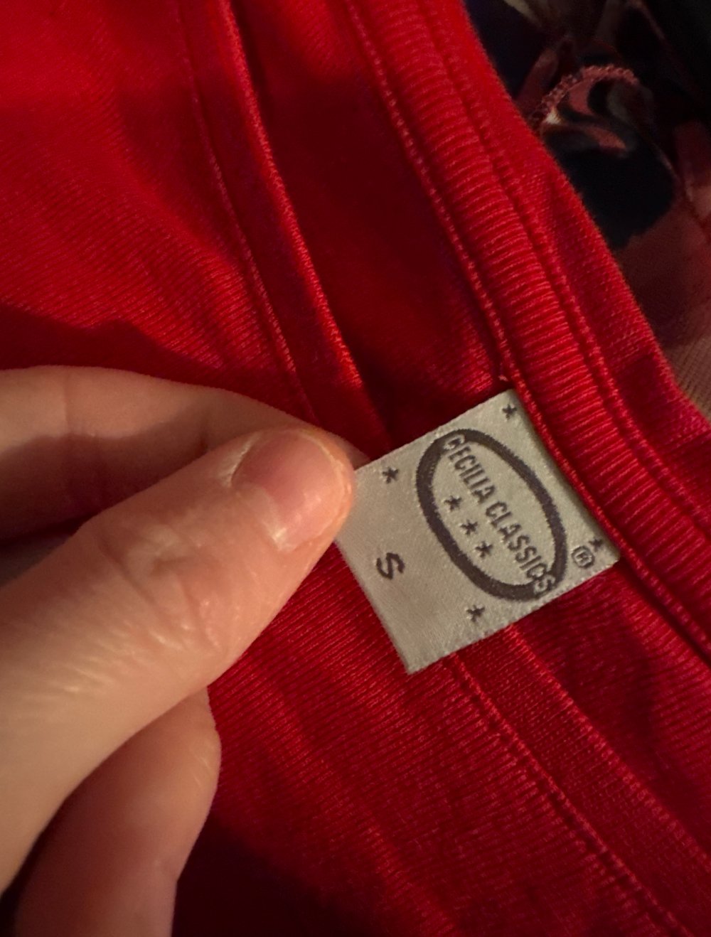 Schönes hellrotes Sweatshirt