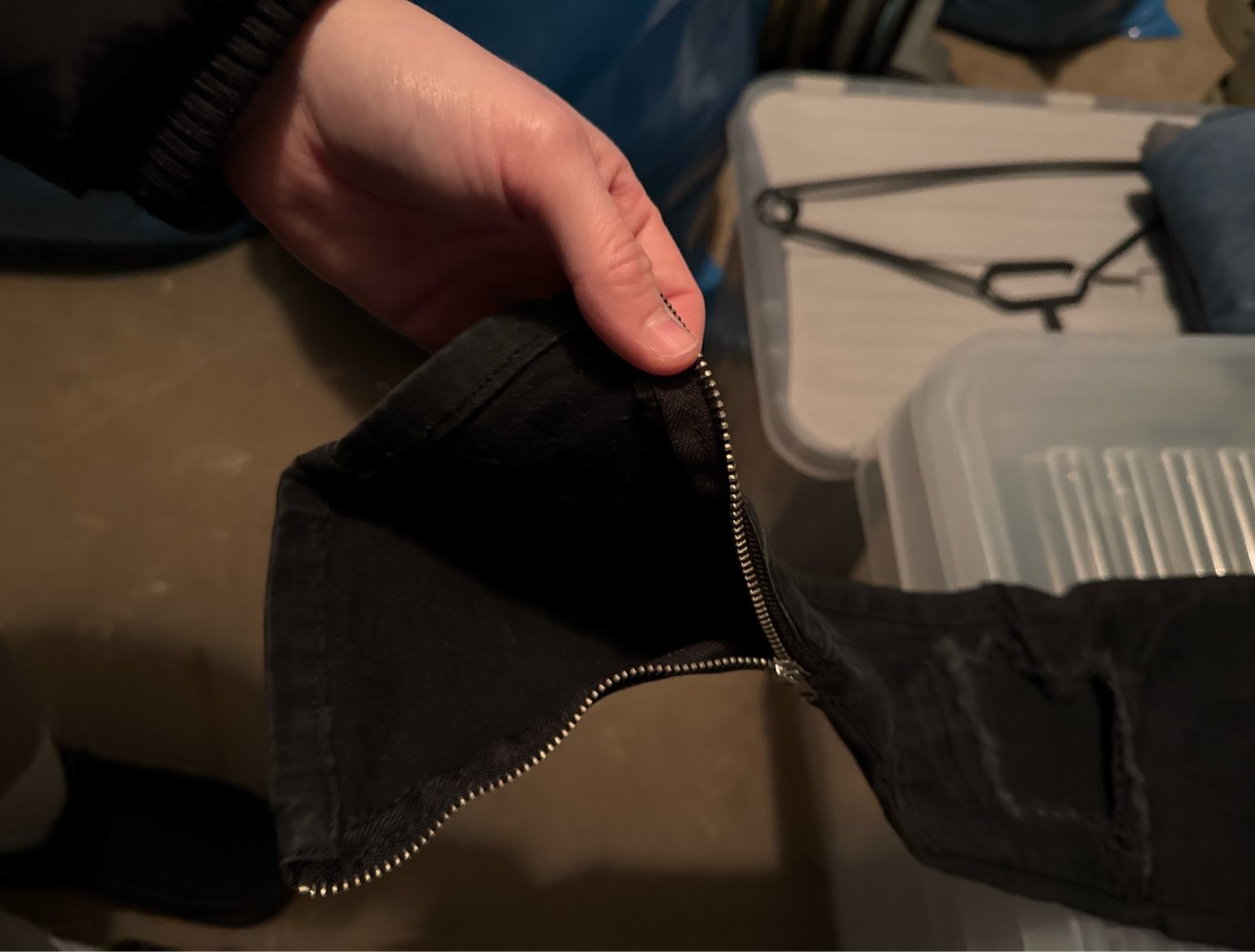 schwarz verwaschene kaputte Jeans