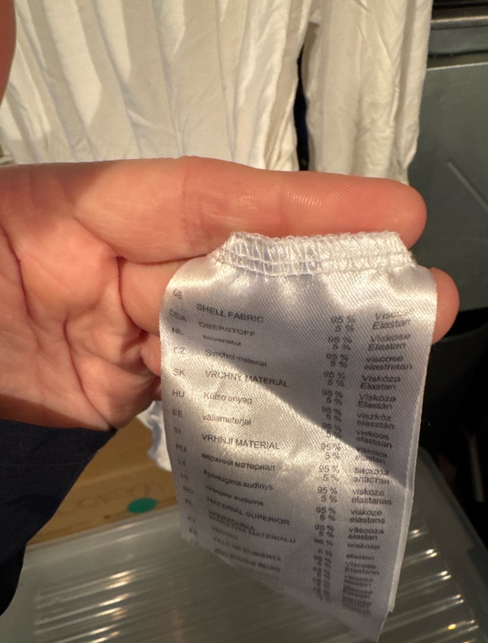 Schöne weiße lockere Bluse