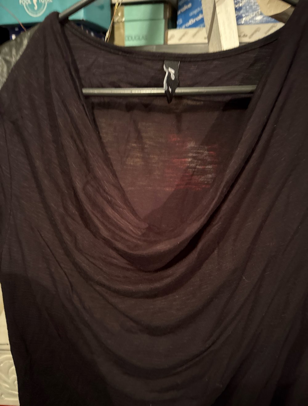 Schönes schwarzes elegantes tshirt