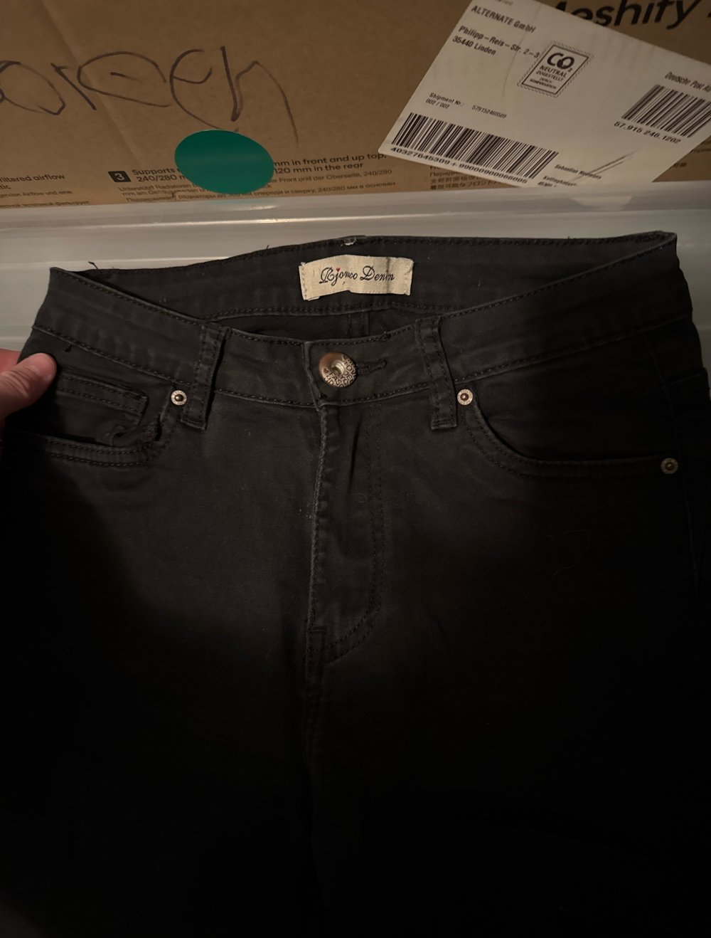 schwarz verwaschene kaputte Jeans
