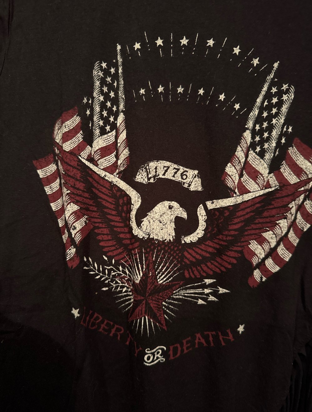 schönes tshirt in schwarz mit Adler