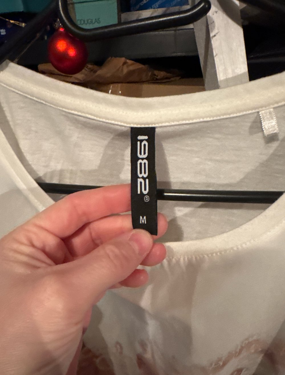 schönes tshirt mit Frau in weis