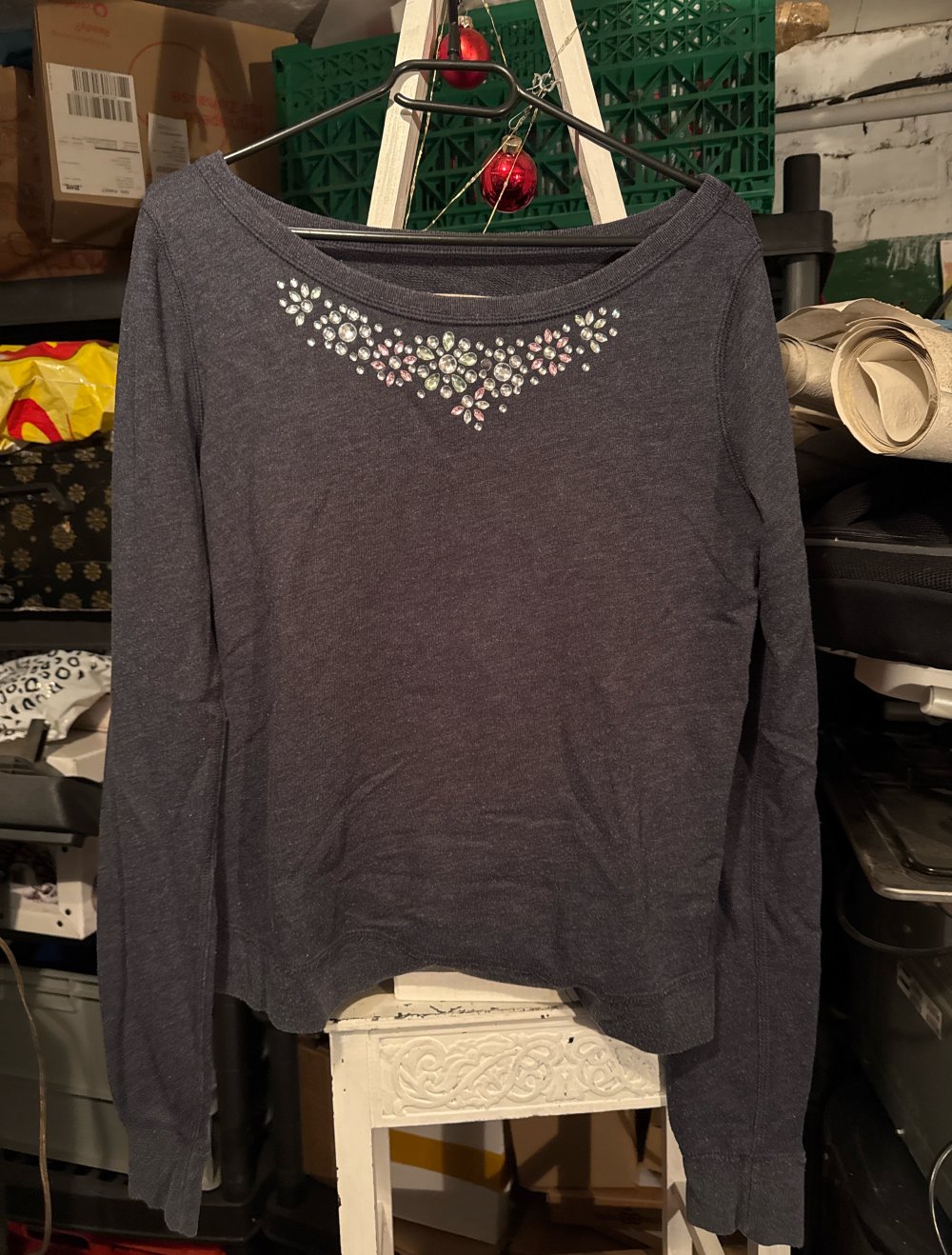 Hollister Pulli mit steinchen und dunkel blau