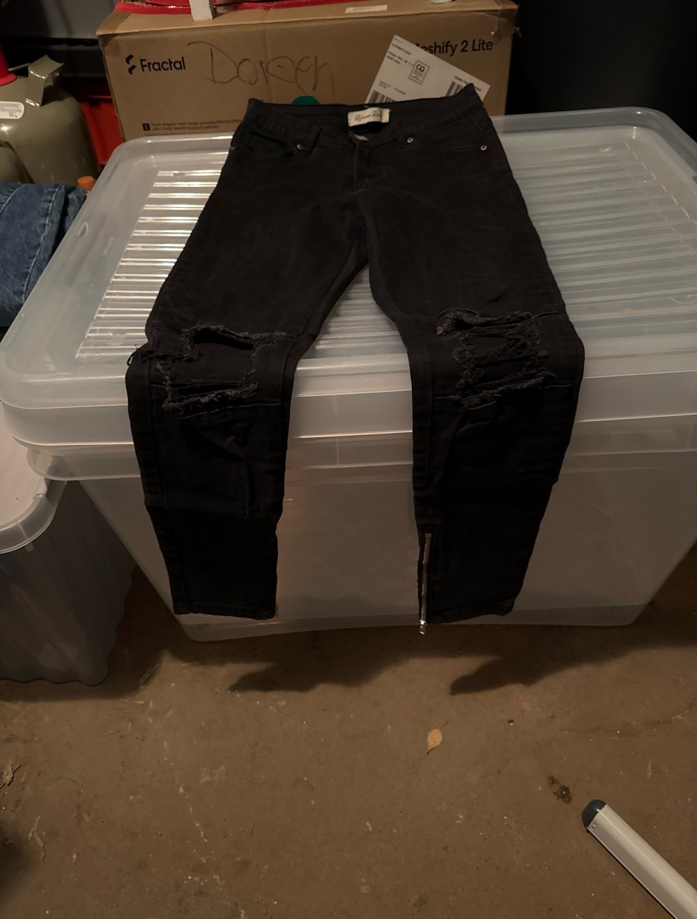 schwarz verwaschene kaputte Jeans