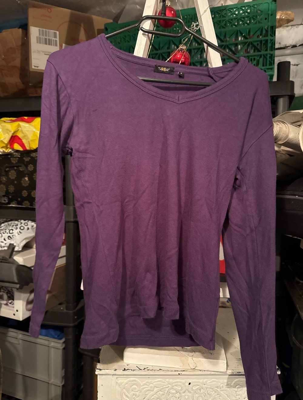 Schönes einfaches lila Sweatshirt