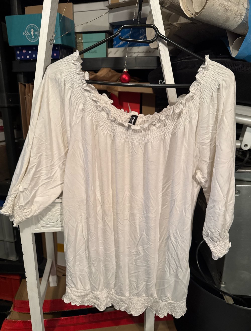 Schöne weiße lockere Bluse