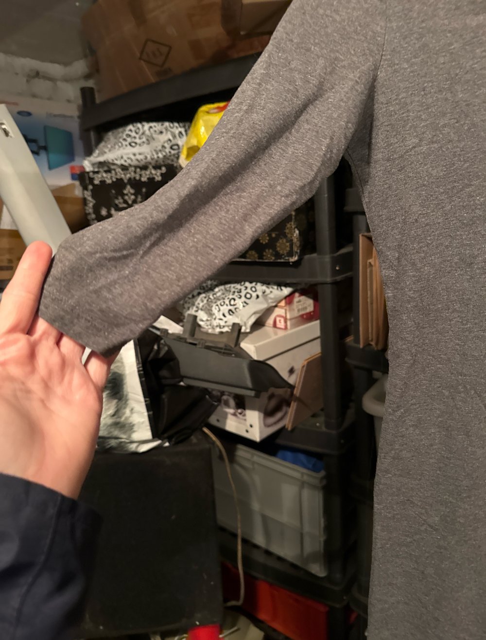 schönes graues Figur betontes Kleid