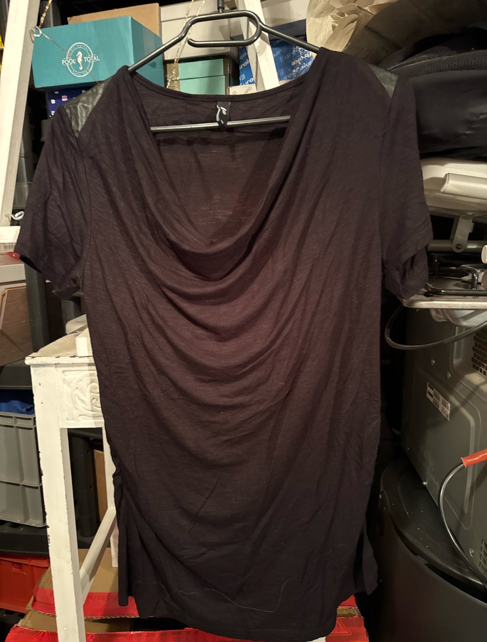Schönes schwarzes elegantes tshirt