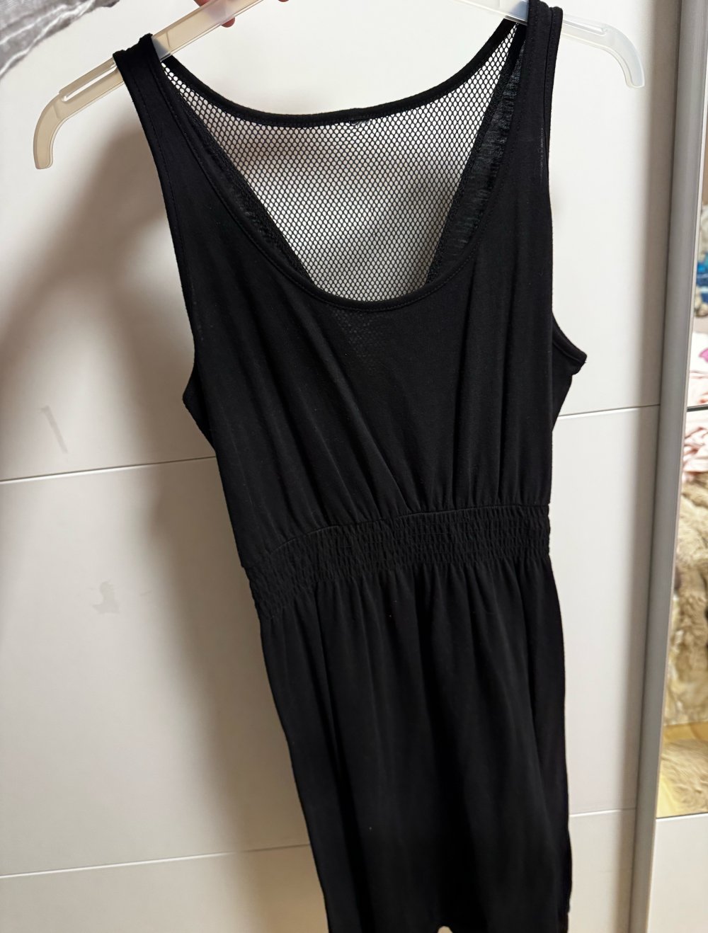 Schwarzes Kleid