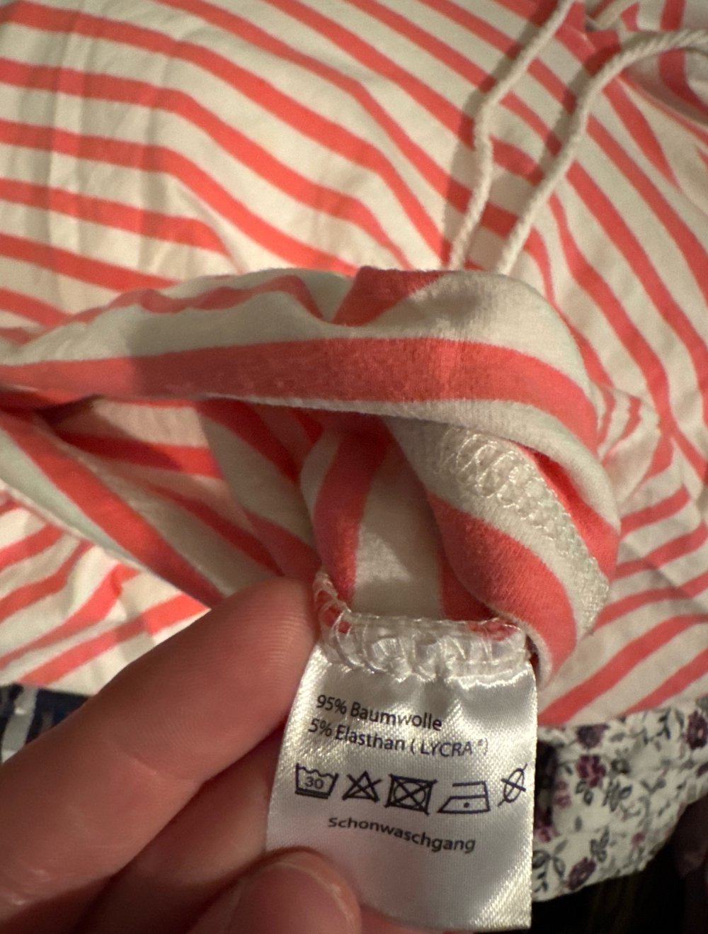 schönes Sweatshirt mit Kapuze