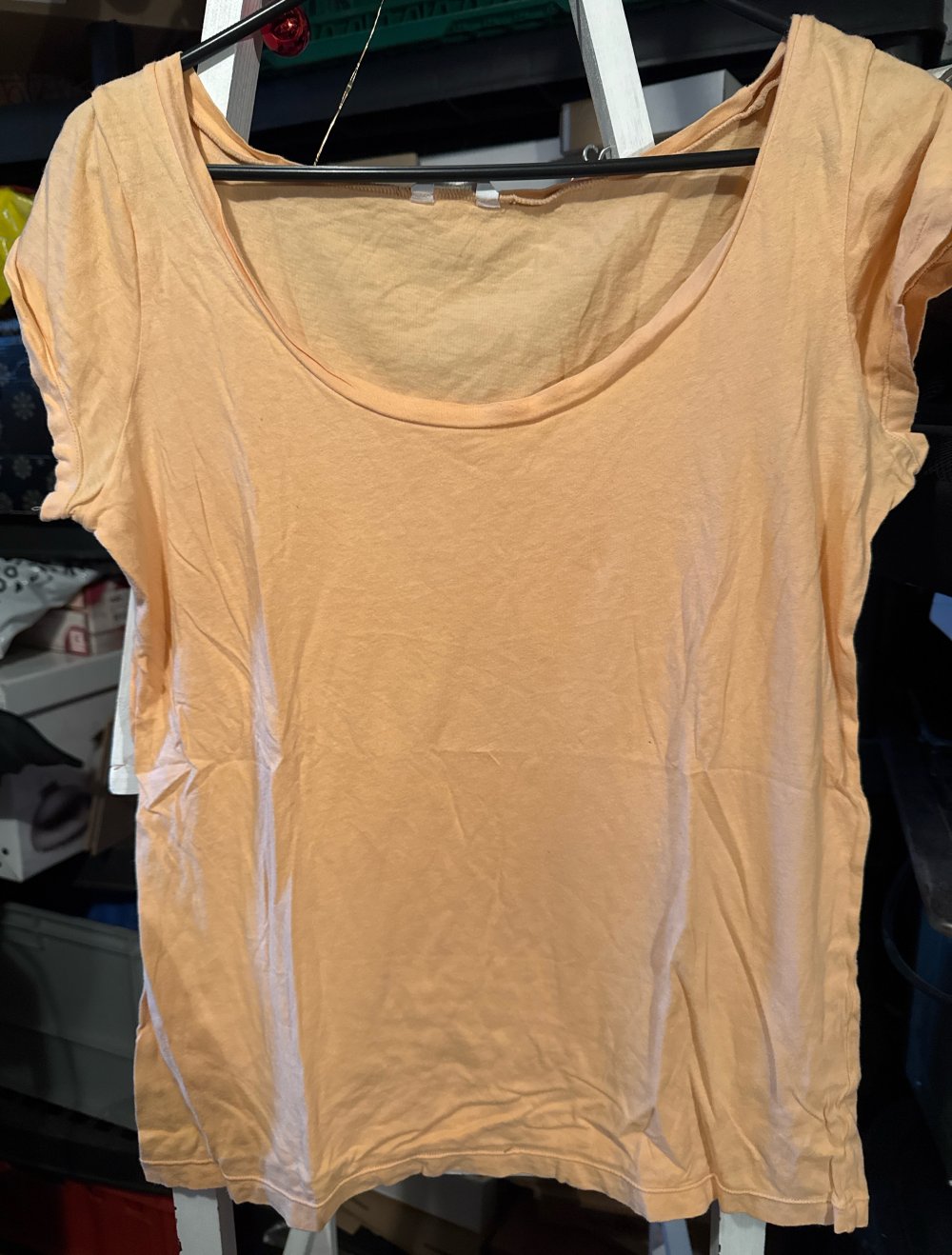 schönes Aprikot färbendes tshirt