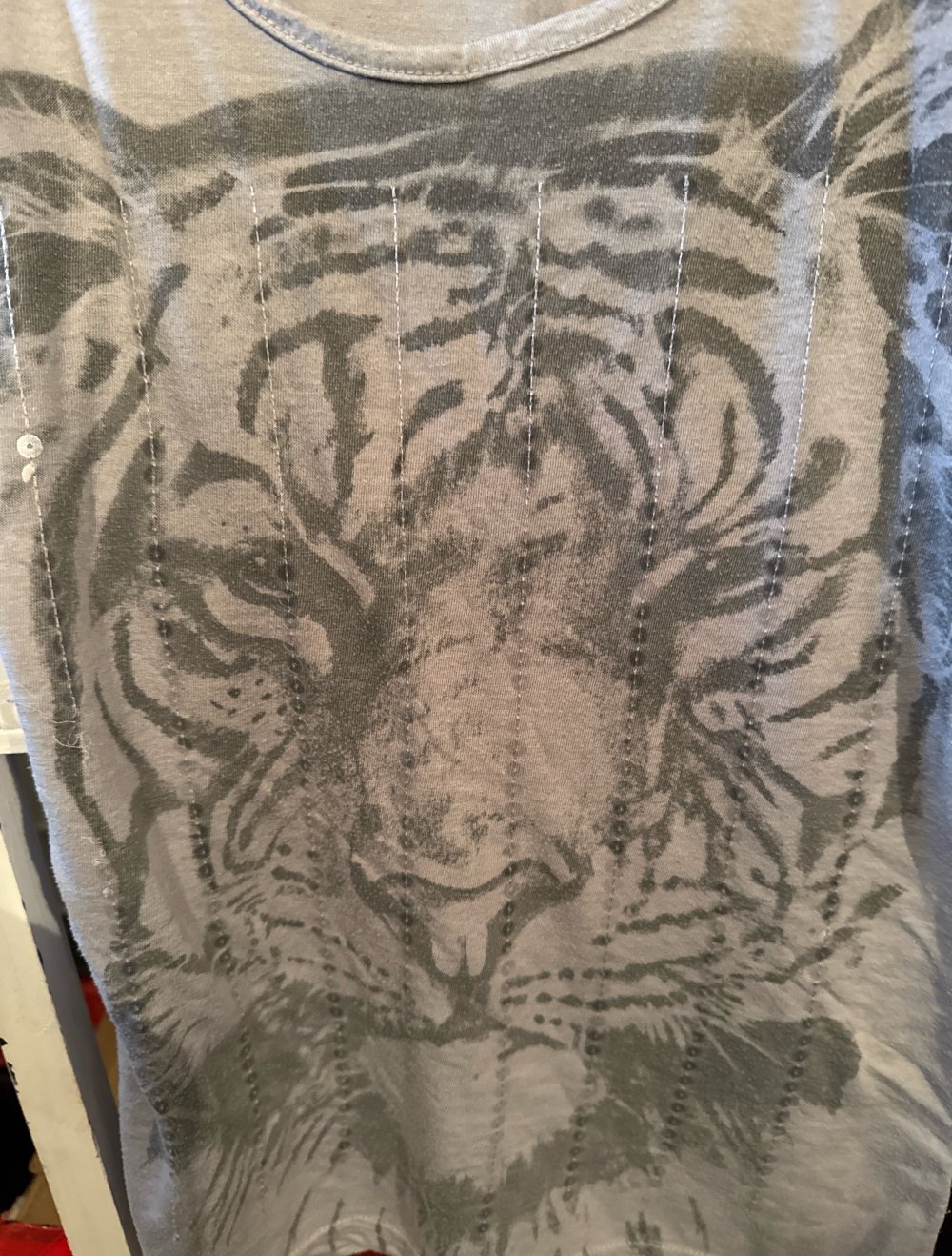 schönes Tiger top mit Pailletten